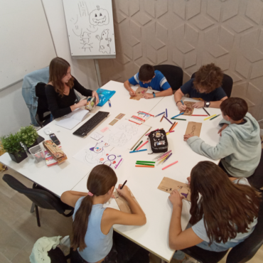 Rincón creativo: dibujo y manualidades en la mesa grande