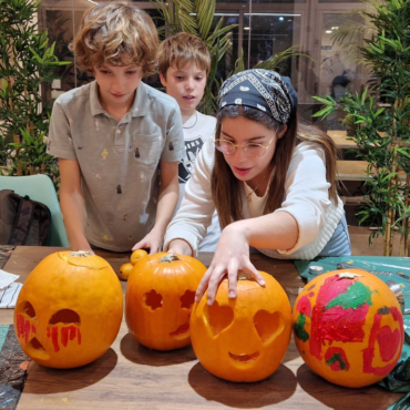 Littles decorando calabazas en Halloween