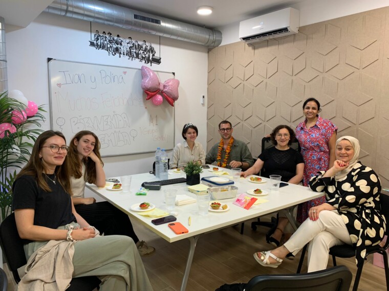Un grupo de adultos al final de la clase