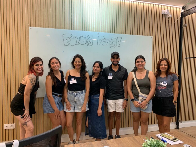 Un grupo de alumnos adultos con su profesora en el aula